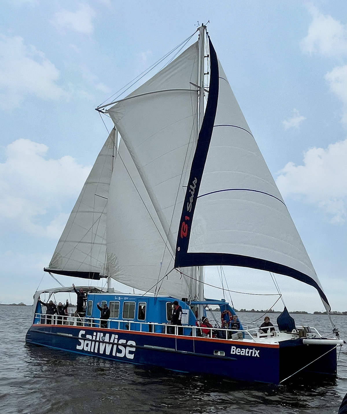 Odd Fellows Dronten draagt € 1000,- bij aan nieuw zeil voor watersporters met een beperking
